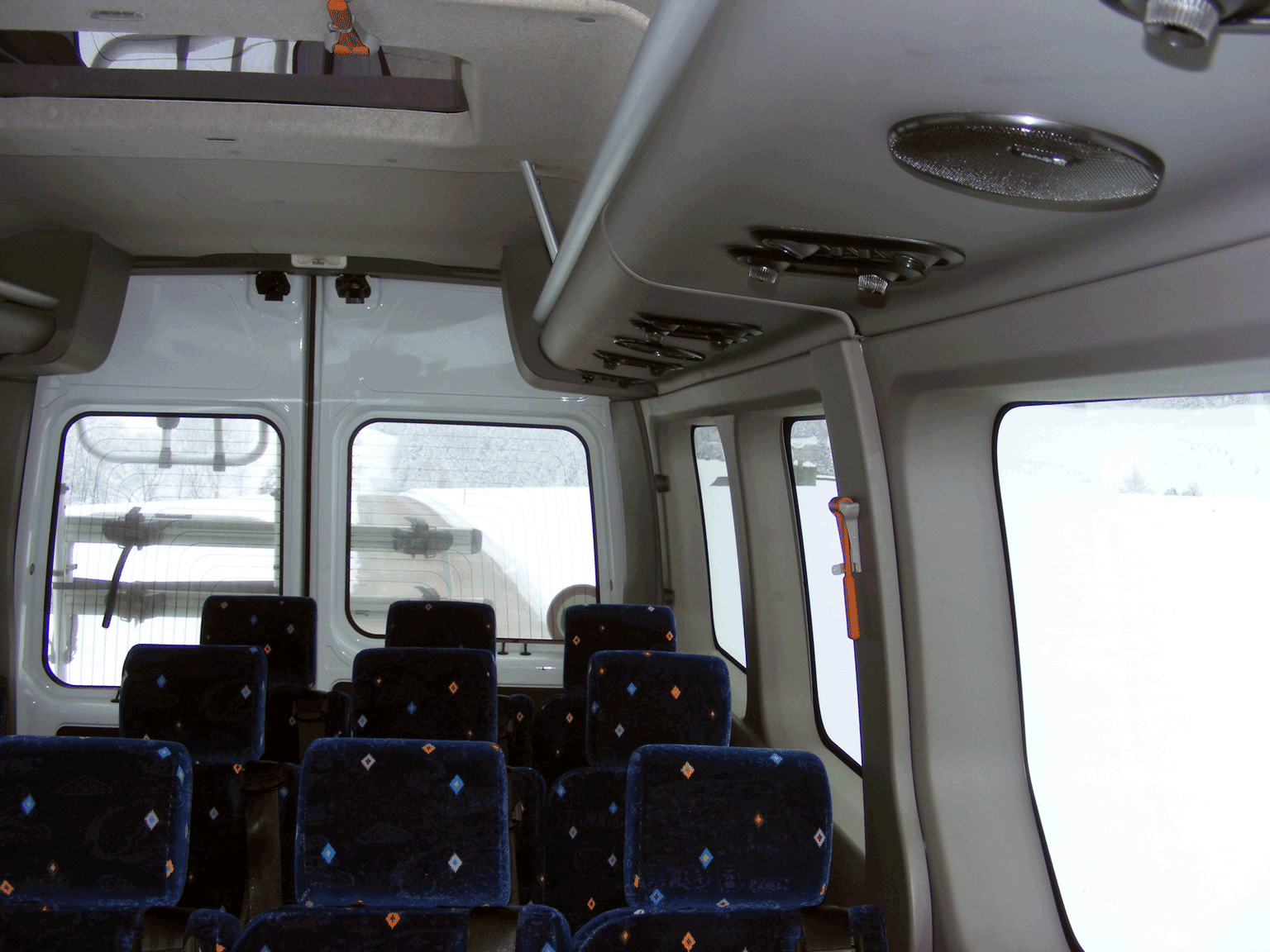 Bus Hutablage und Leselampen