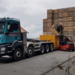 MAN wird mit Kartoffeln beladen
